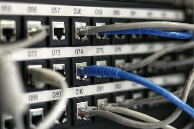 Técnico instalando cableado de red estructurado